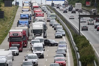 Lkw und Autos stauen sich auf der Autobahn (Archivbild): In den Ferien steigt das Verkehrsaufkommen.