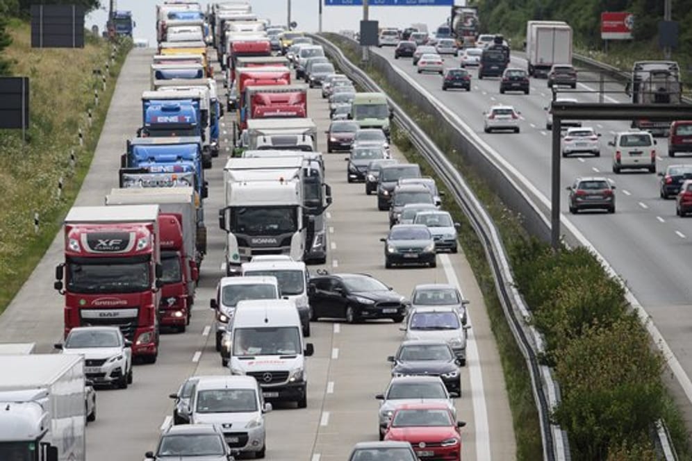 Lkw und Autos stauen sich auf der A4 (Archivbild): Laut ADAC kostet der Rückstau Fahrer rund eine Stunde Zeit.