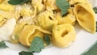 Tortellini: Frische Nudeln aus dem Kühlregal sollten möglichst nur gekocht verzehrt werden.