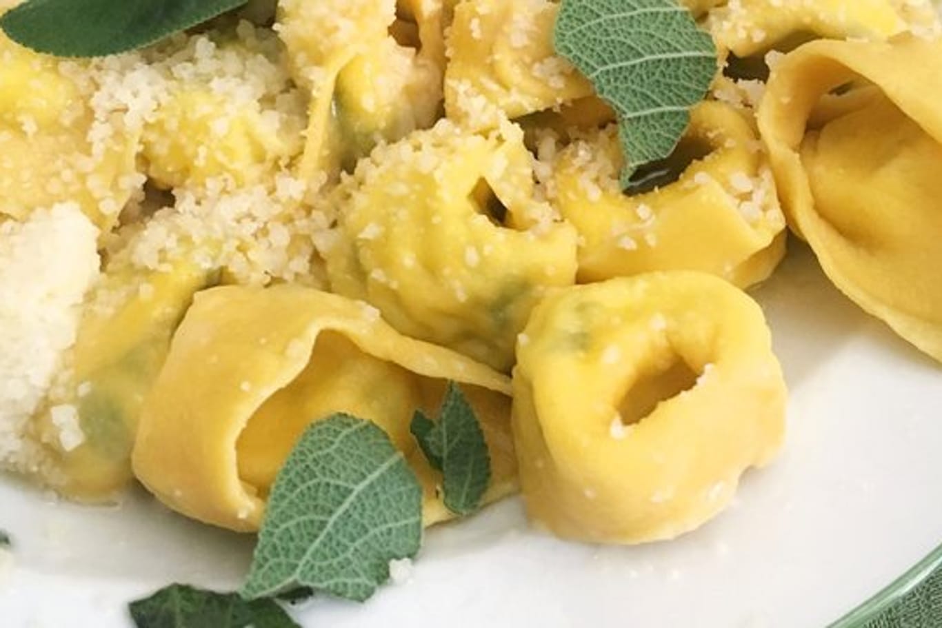 Tortellini: Frische Nudeln aus dem Kühlregal sollten möglichst nur gekocht verzehrt werden.