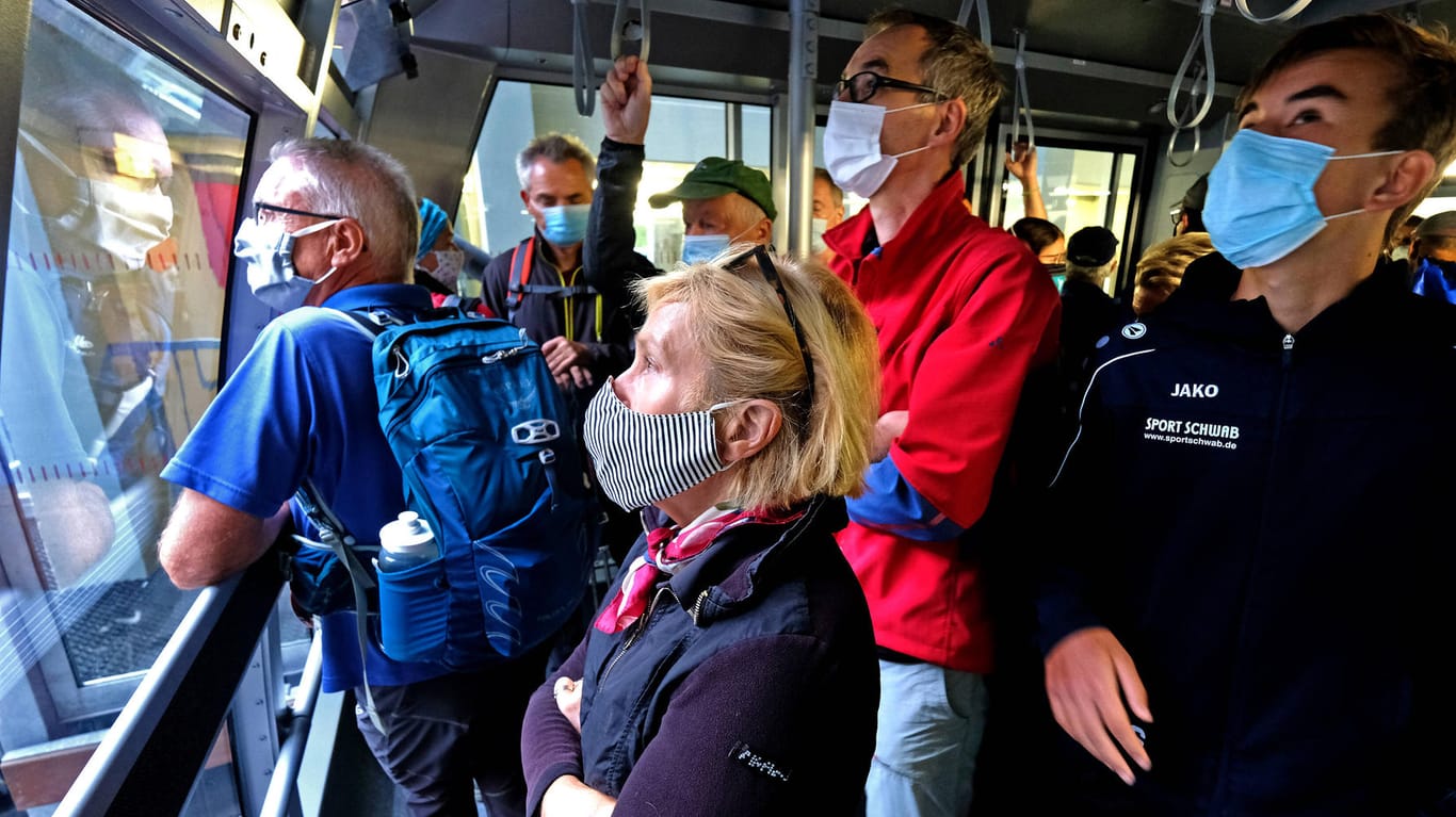 Bergwanderer mit Schutzmasken in der Lünserseebergbahn: In Österreich gilt die Maskenpflicht auch im Skilift.