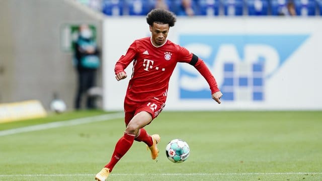 Bayern Münchens Leroy Sané führt im Sprint den Ball eng am Fuß.