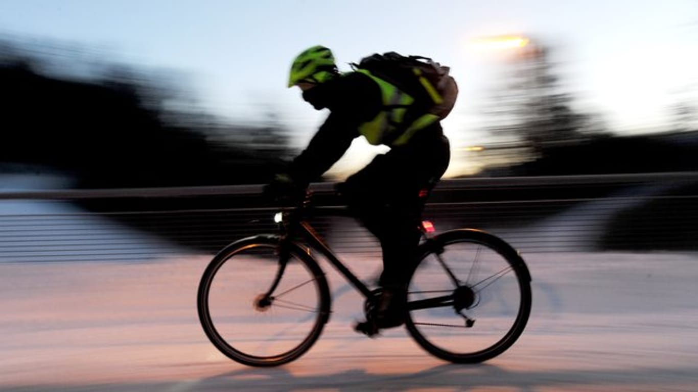 Mit Licht, guten Bremsen und Winterreifen: So geht sicheres Radeln in der kalten Jahreszeit - aufpassen muss man trotzdem.