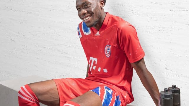 Alphonso Davies trägt ein neu gestaltetes Sondertrikot des FC Bayern München. Alphonso Davies trägt ein neu gestaltetes Sondertrikot des FC Bayern München.