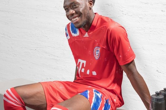 Alphonso Davies trägt ein neu gestaltetes Sondertrikot des FC Bayern München.