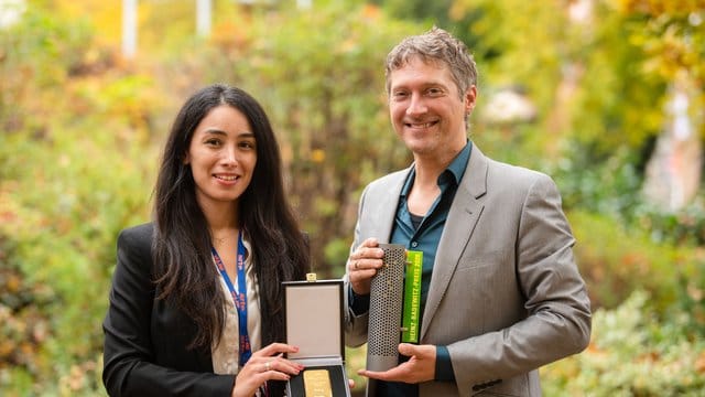 Die Regisseurin Sevgi Hirschhäuser und ihr Ehe- und Kameramann Chris Hirschhäuser mit dem Hofer Goldpreis. Die Regisseurin Sevgi Hirschhäuser und ihr Ehe- und Kameramann Chris Hirschhäuser mit dem Hofer Goldpreis.