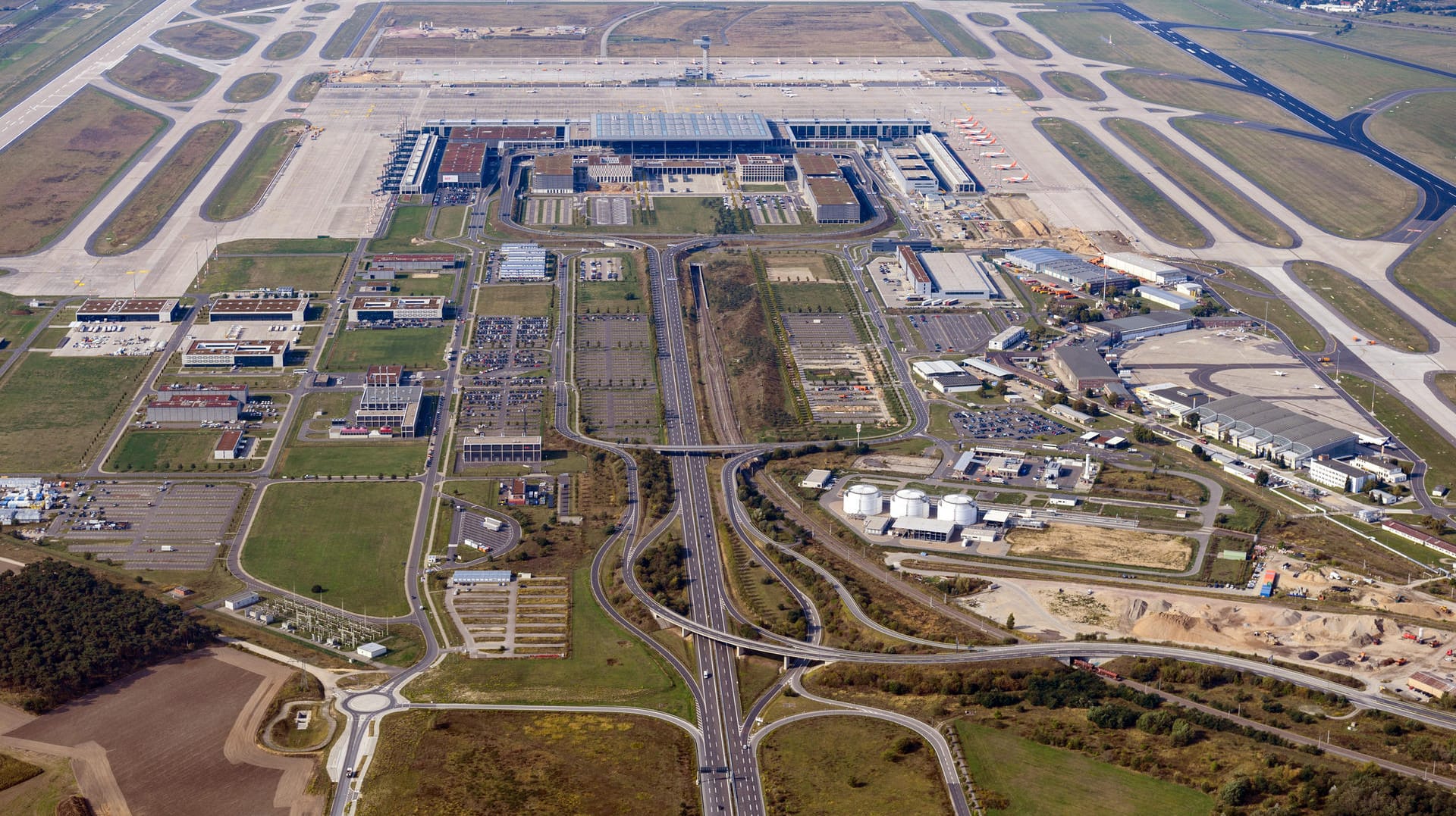 Der Flughafen BER aus der Vogelperspektive: Vor der Corona-Krise hieß es häufig, der Airport sei für Berlin zu klein.