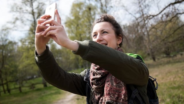 So geht das: Natürliches Licht, ausgestreckte Arme und das Smartphone ein Stück über Augenhöhe halten. So geht das: Natürliches Licht, ausgestreckte Arme und das Smartphone ein Stück über Augenhöhe halten.