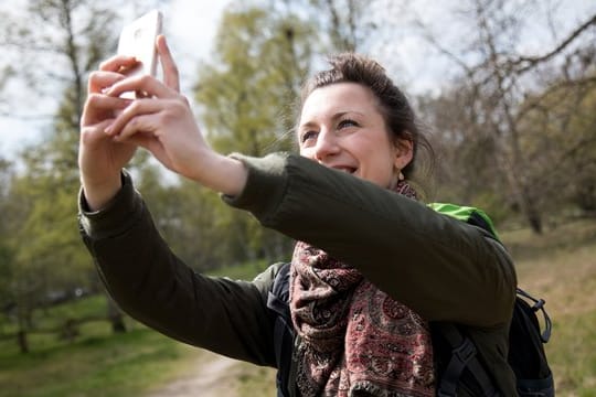 So geht das: Natürliches Licht, ausgestreckte Arme und das Smartphone ein Stück über Augenhöhe halten.