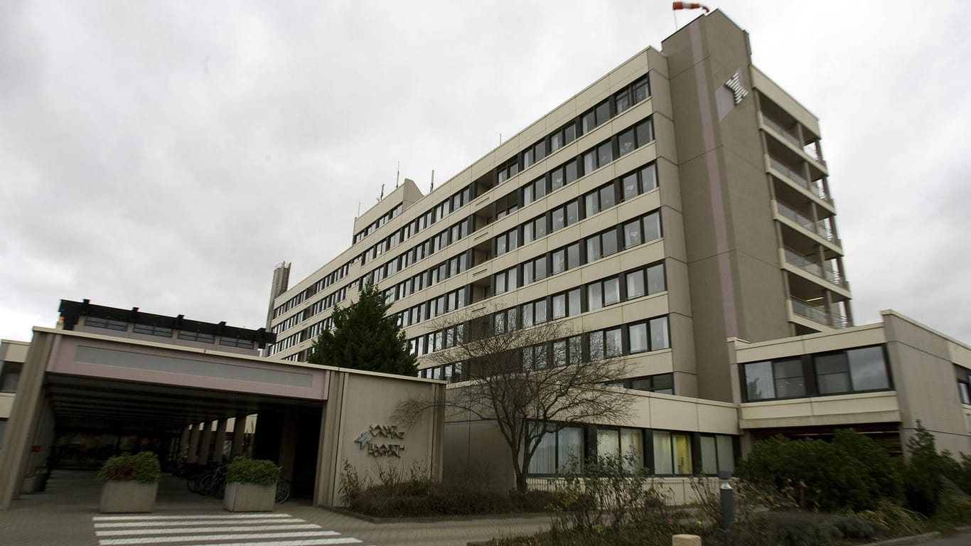 Katholisches Krankenhaus in Mainz (Symbolbild): Einige Krankenhäuser haben die Besucherregelungen wegen der hohen Corona-Infektionszahlen verschärft.