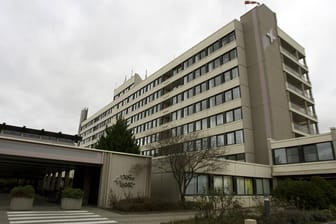 Katholisches Krankenhaus in Mainz (Symbolbild): Einige Krankenhäuser haben die Besucherregelungen wegen der hohen Corona-Infektionszahlen verschärft.