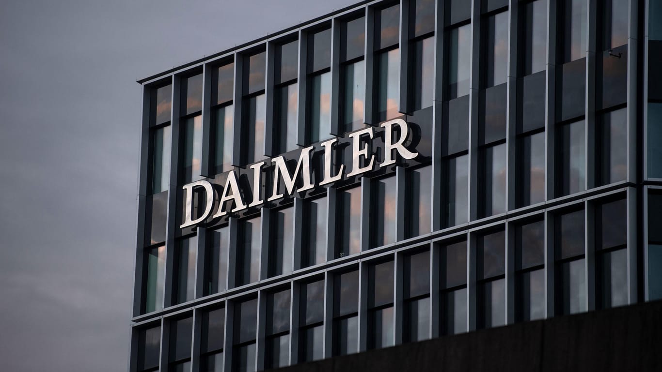 Daimler-Konzernzentrale in Untertürkheim: Der Autobauer schlägt sich besser als gedacht.