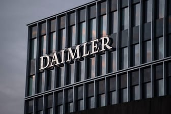 Daimler-Konzernzentrale in Untertürkheim: Der Autobauer schlägt sich besser als gedacht.