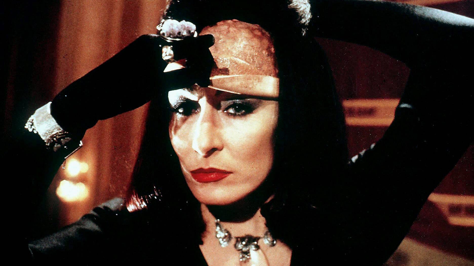 Anjelica Huston: Sie spielte 1990 in der ersten Verfilmung die Rolle von Miss Eva.