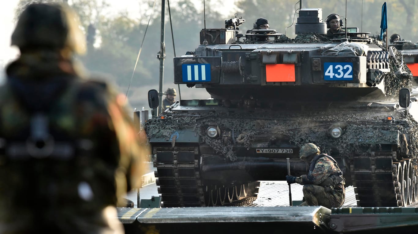 Ein Panzer überquert die Elbe: In einer Übung brachten Soldaten so 100 Fahrzeuge über den Fluss.