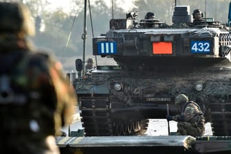 Ein Panzer überquert die Elbe: In einer Übung brachten Soldaten so 100 Fahrzeuge über den Fluss.