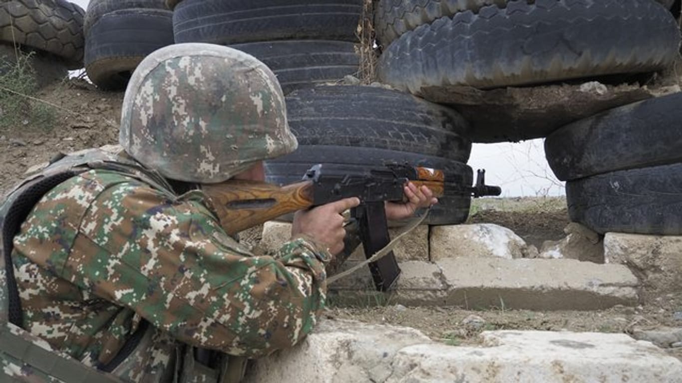 Ein armenischer Soldat zielt in Richtung der aserbaidschanischen Stellungen.