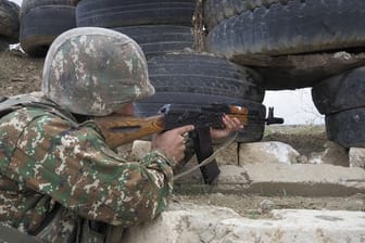 Ein armenischer Soldat zielt in Richtung der aserbaidschanischen Stellungen.