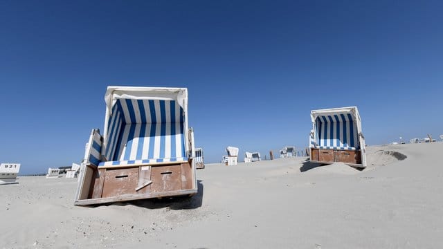 Leere Strandkörbe am Nordseestrand auf Eiderstedt in Schleswig-Holstein. Leere Strandkörbe am Nordseestrand auf Eiderstedt in Schleswig-Holstein.