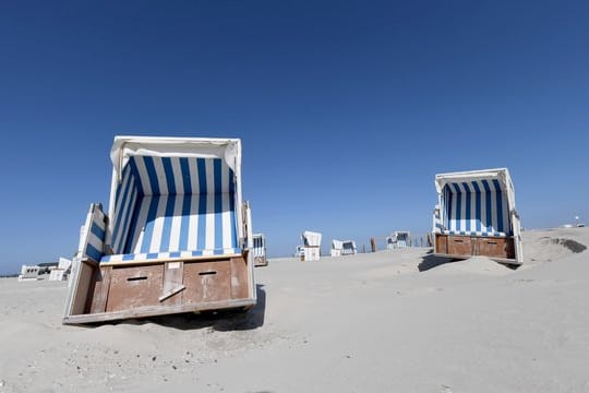 Leere Strandkörbe am Nordseestrand auf Eiderstedt in Schleswig-Holstein.