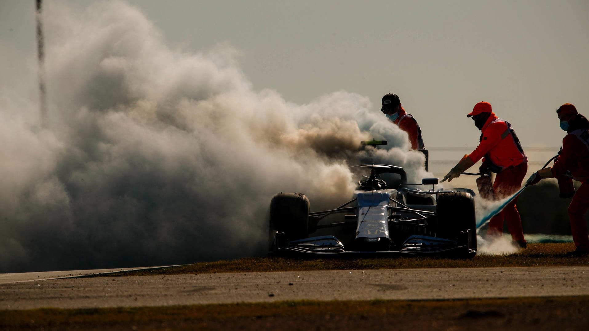 Schreckmoment: Das Auto von Pierre Gasly wird gelöscht.