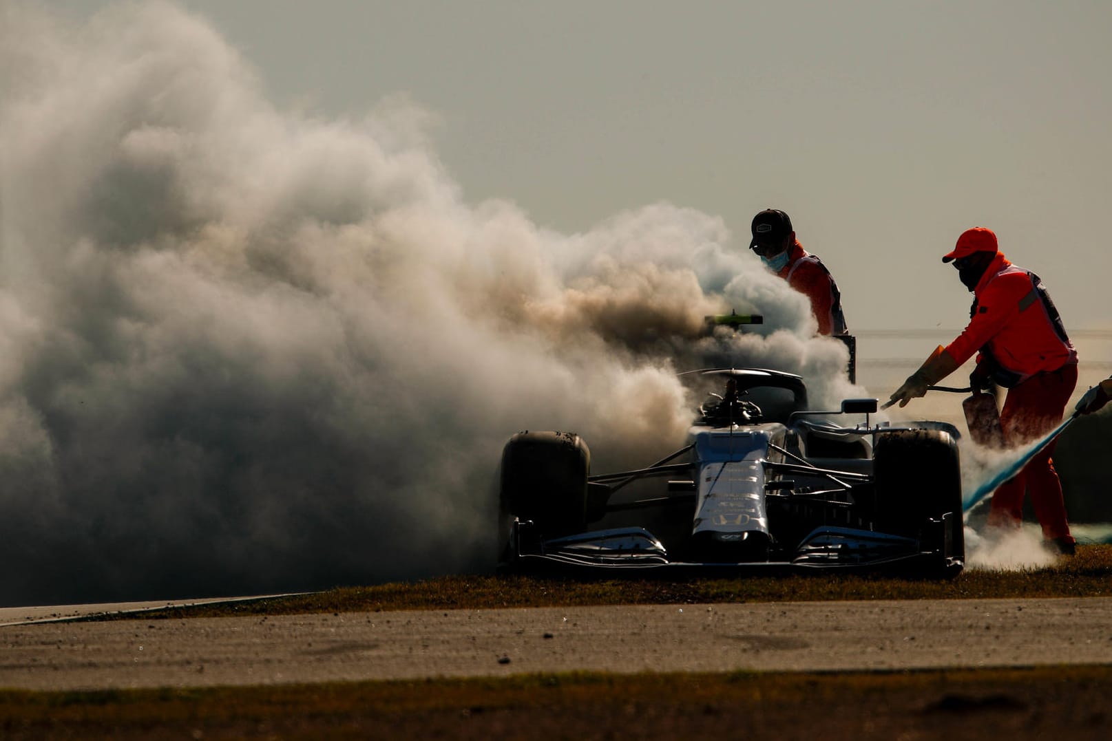 Schreckmoment: Das Auto von Pierre Gasly wird gelöscht.