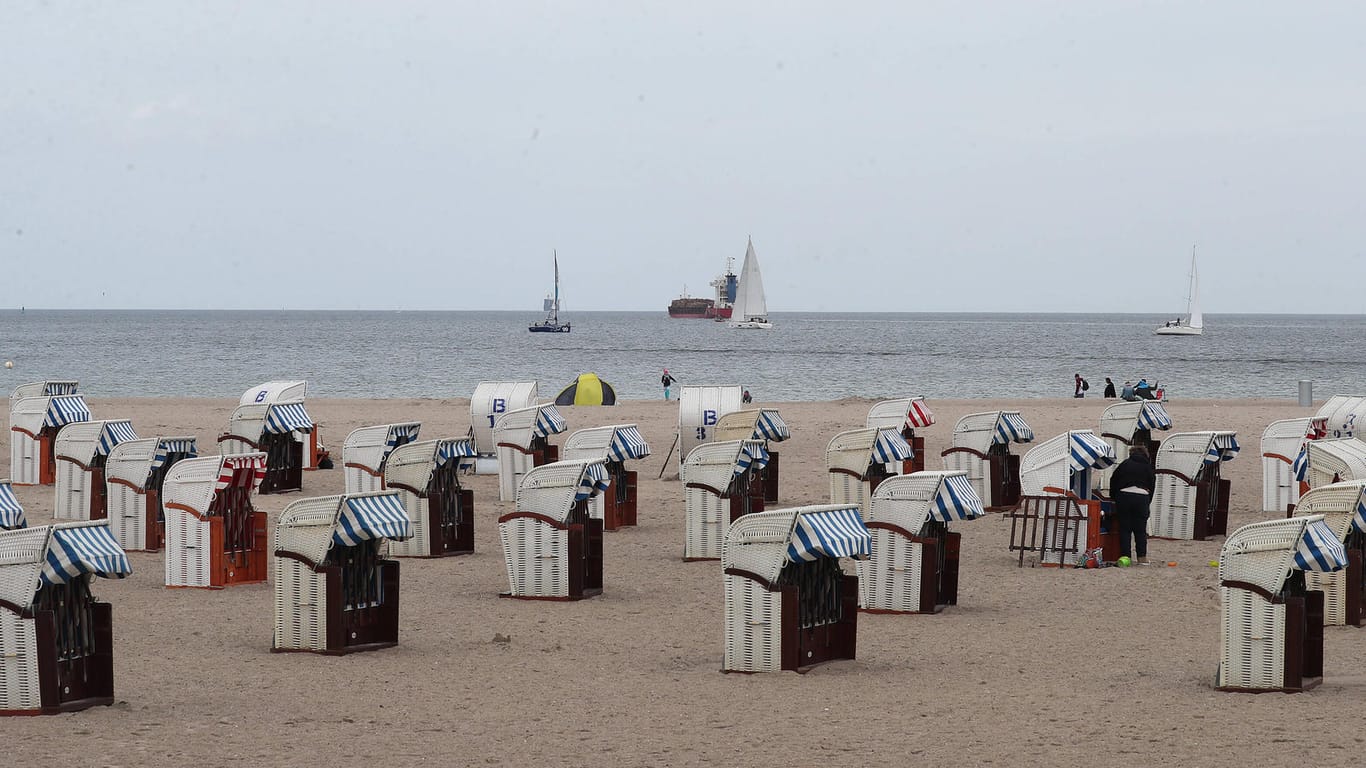 Strandkörbe in Travemünde: Das Beherbergungsverbot wurde nun auch in Schleswig-Holstein gekippt.