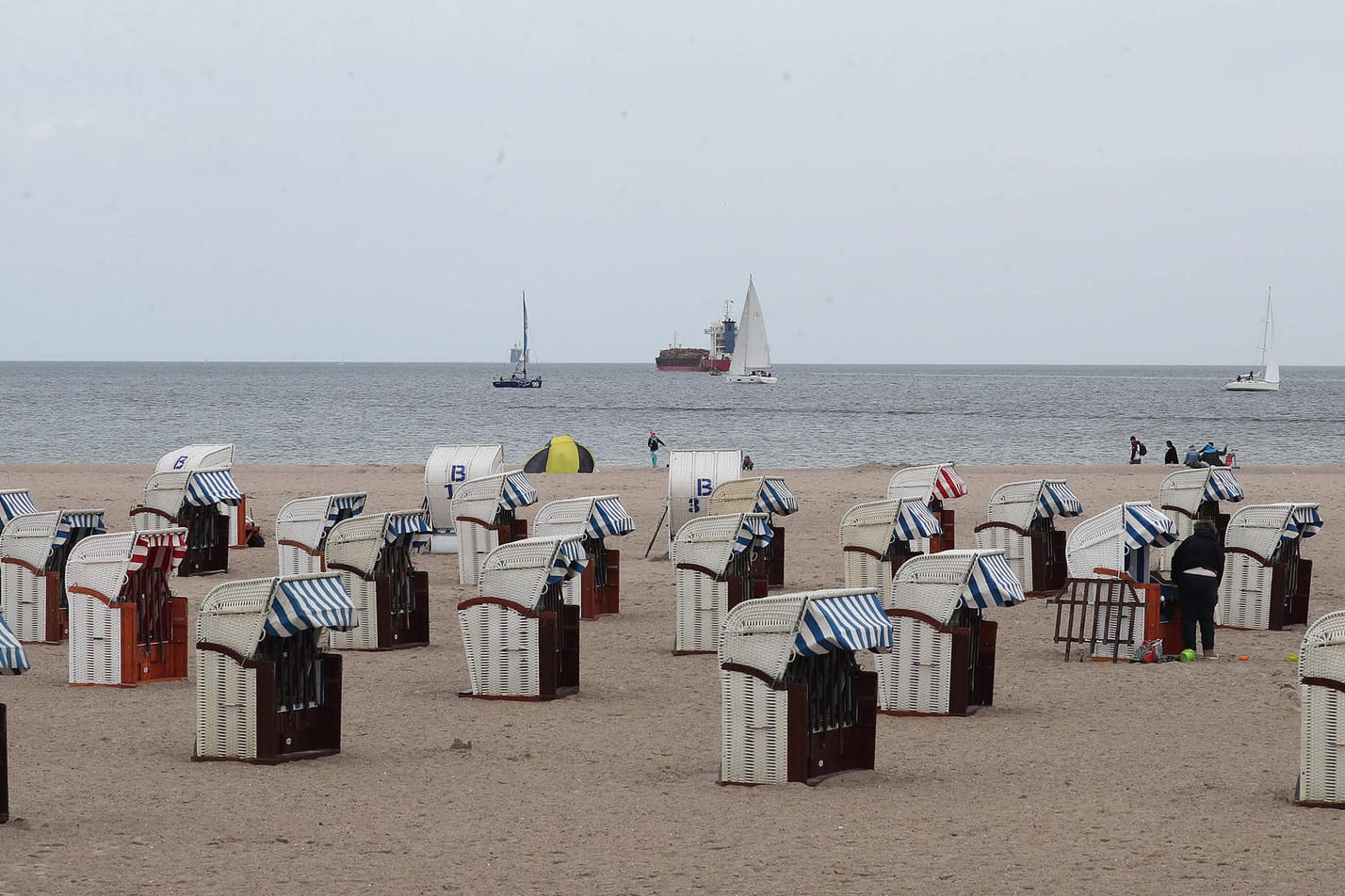 Strandkörbe in Travemünde: Das Beherbergungsverbot wurde nun auch in Schleswig-Holstein gekippt.