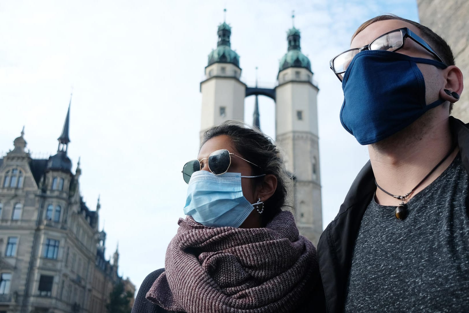Passanten tragen auf dem Marktplatz in Halle Mund- und Nasenschutz: In der Innenstadt von Halle gilt eine Maskenpflicht.