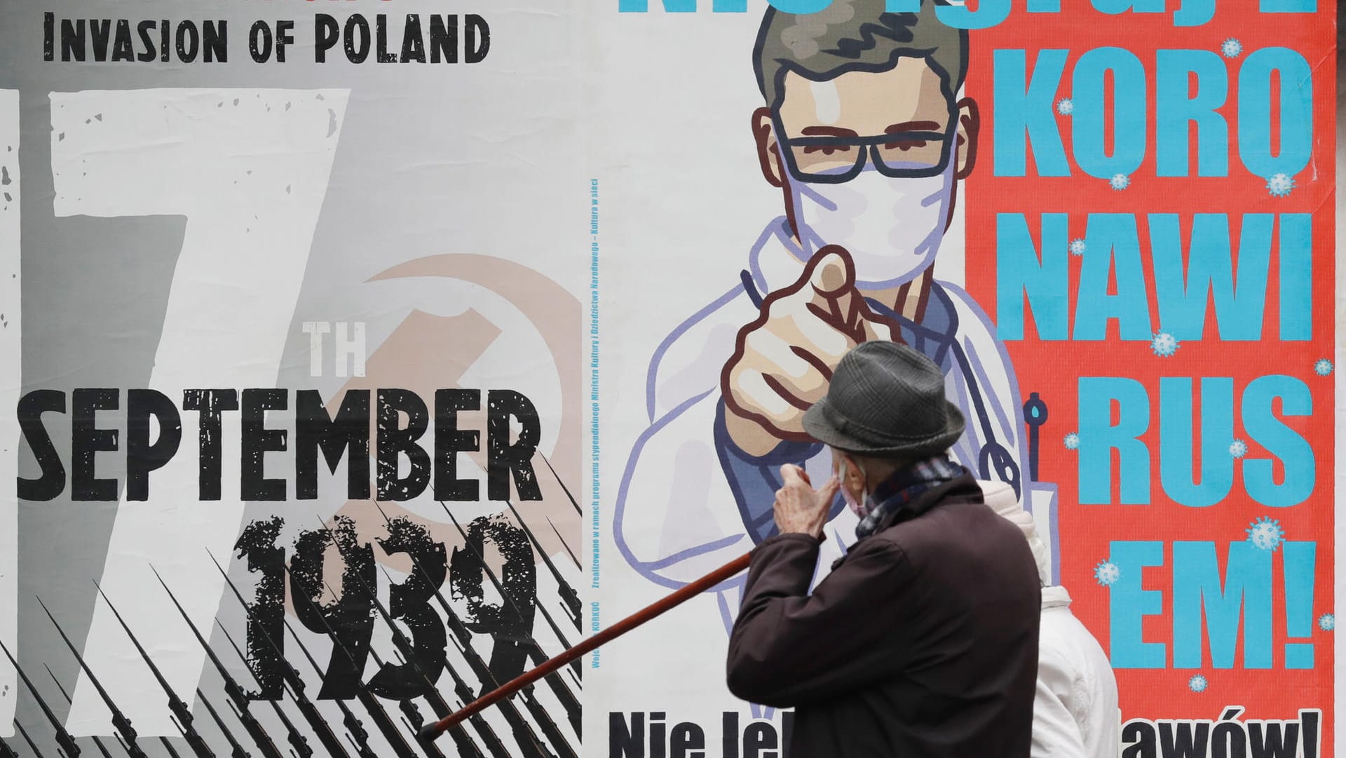 Polen, Warschau: Ein Passant geht an einem Plakat (r) vorbei, das vor einer Vernachlässigung der Symptome einer Corona-Infektion warnt.