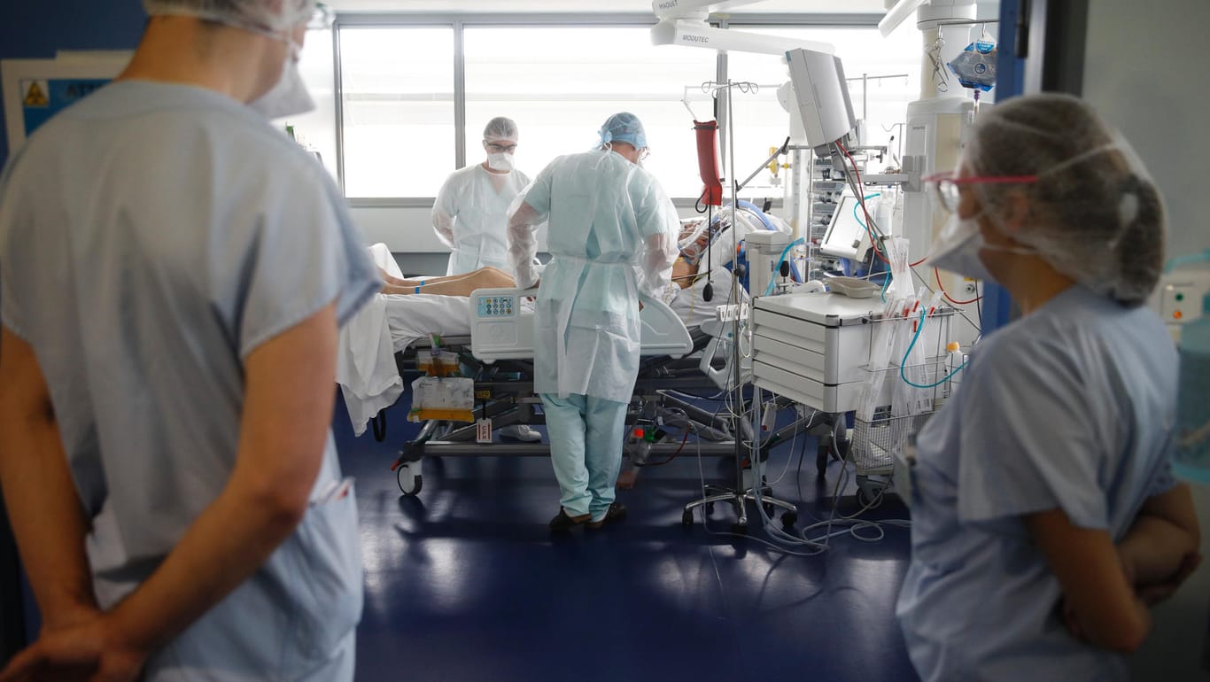Frankreich: Medizinisches Personal versorgt einem Corona-Patienten im Nouvel Hopital Civil. Die Corona-Situation in Straßburg hat sich in den vergangenen Tagen stark verschlechtert.
