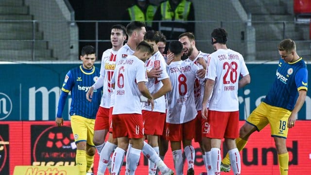 Jahn Regensburg besiegte Eintracht Braunschweig klar mit 3:0.
