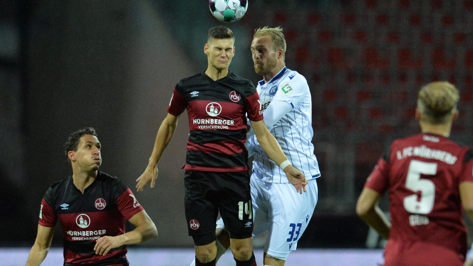 Stellvertretend für eine intensive Partie: Der Nürnberger Tom Krauß (l.) im Kopfballduell mit Karlsruhes Philipp Hofmann. Stellvertretend für eine intensive Partie: Der Nürnberger Tom Krauß (l.) im Kopfballduell mit Karlsruhes Philipp Hofmann.