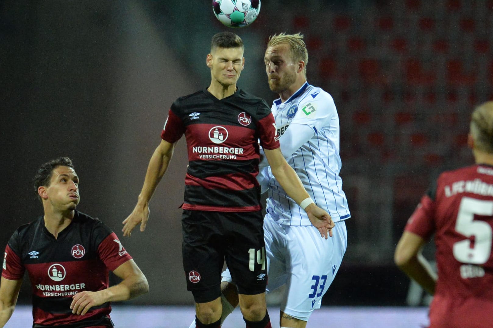 Stellvertretend für eine intensive Partie: Der Nürnberger Tom Krauß (l.) im Kopfballduell mit Karlsruhes Philipp Hofmann.