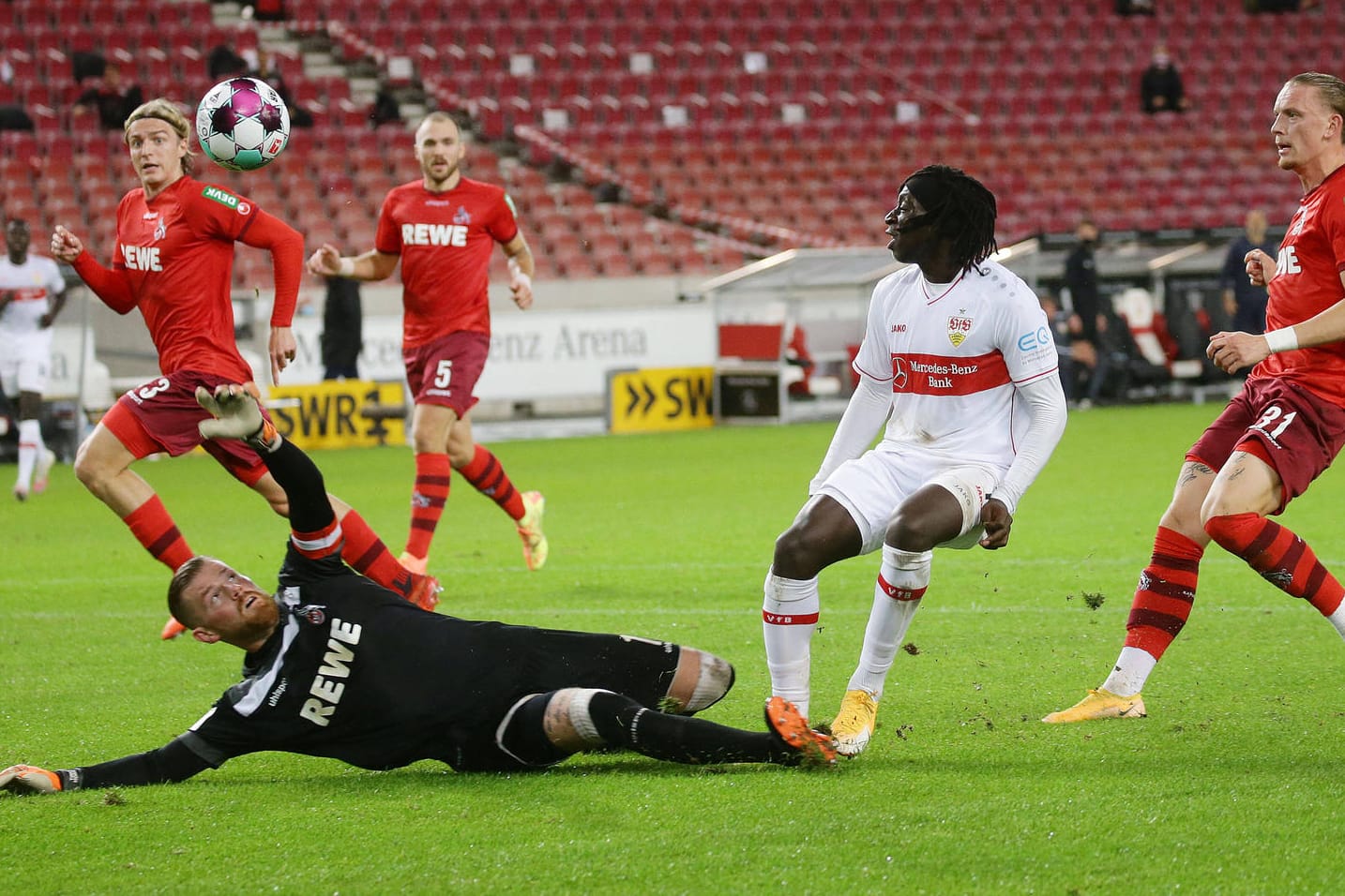 Glücklos: Stuttgarts Coulibaly (M.) vor Kölns Keeper Horn.