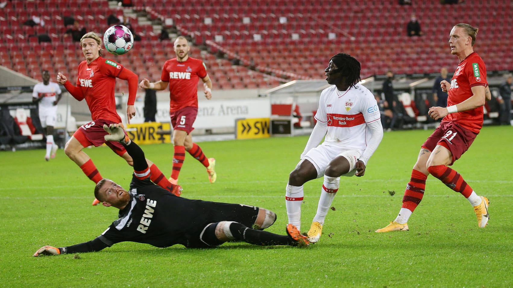 Glücklos: Stuttgarts Coulibaly (M.) vor Kölns Keeper Horn.