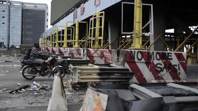 Nach einem Blutbad bei einer Kundgebung gegen Polizeiübergriffe gehen die Proteste in Nigeria unvermindert weiter. Nach einem Blutbad bei einer Kundgebung gegen Polizeiübergriffe gehen die Proteste in Nigeria unvermindert weiter.