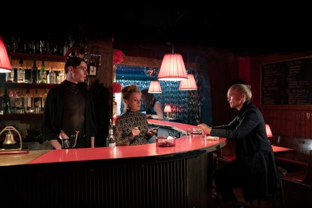 Helen Dorn (Anna Loos, r) informiert Lola/Luis (Sebastian Schneider, l) und Marlene (Jessica Kosmalla) über Ron Fabers Tod.