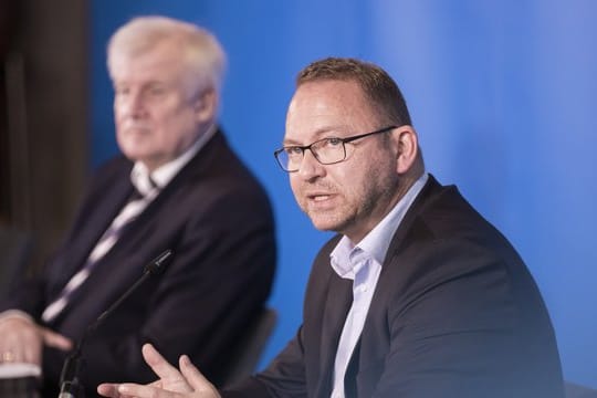 Frank Werneke (R), Verdi-Vorsitzender, neben Minister Horst Seehofer.