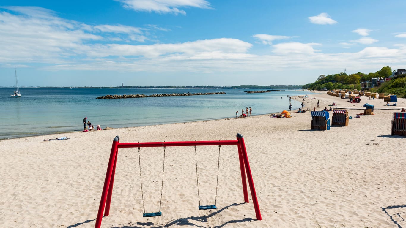 Menschenleerer Strand (Archivbild): Die Ostseeküste und Kiel waren im Sommer beliebte Reiseziele – doch nicht für jeden auch erreichbar.