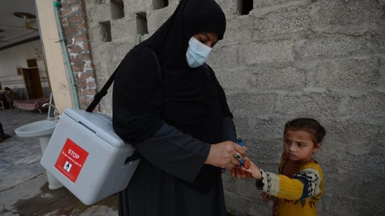 Polio-Impfung in Pakistan: Ein geimpfter Junge wird am Finger markiert.