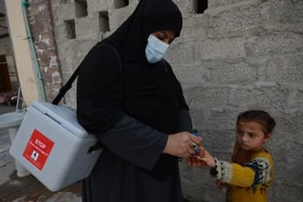 Polio-Impfung in Pakistan: Ein geimpfter Junge wird am Finger markiert.