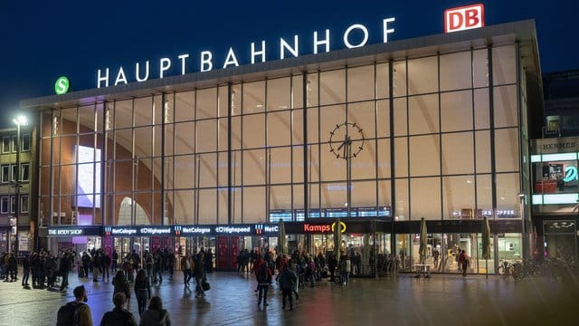 Der Kölner Hauptbahnhof (Archivbild): Vor zwei Jahren gab es hier einen Brandanschlag mit Geiselnahme. Der Kölner Hauptbahnhof (Archivbild): Vor zwei Jahren gab es hier einen Brandanschlag mit Geiselnahme.