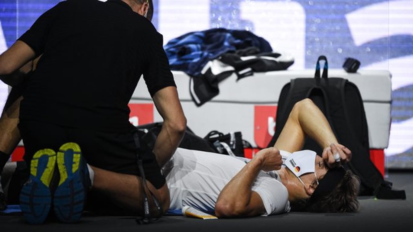 Alexander Zverev musste sich während des Matches kurzzeitig an der Hüfte behandeln lassen.