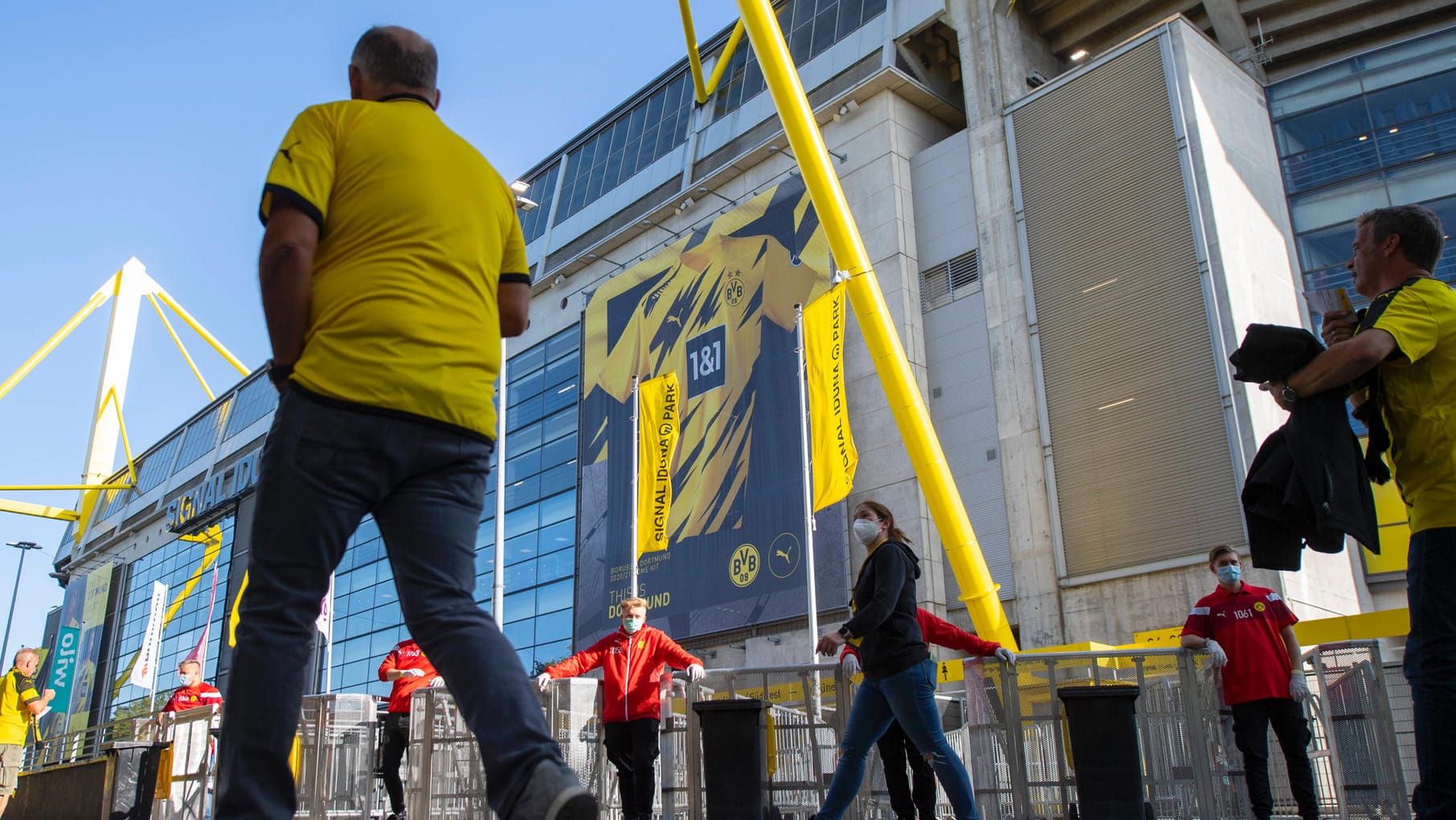 Fans vorm Signal-Iduna-Park: Zum heutigen Revierderby gegen Schalke sind nur 300 Zuschauer zugelassen.