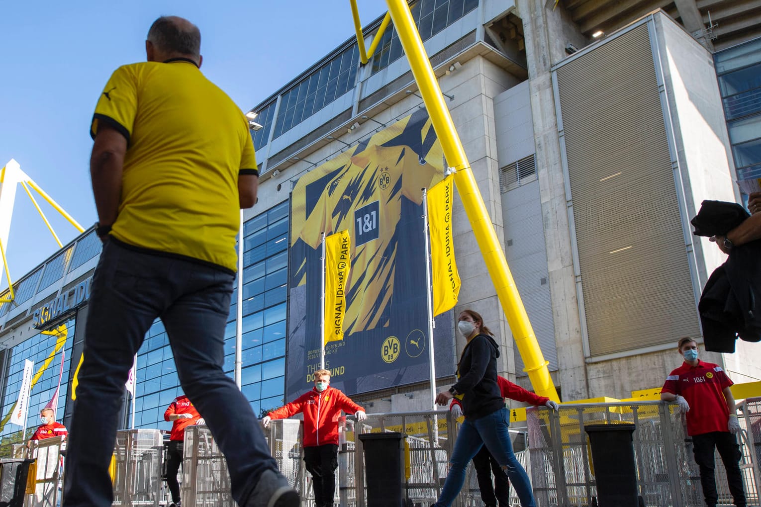 Fans vorm Signal-Iduna-Park: Zum heutigen Revierderby gegen Schalke sind nur 300 Zuschauer zugelassen.