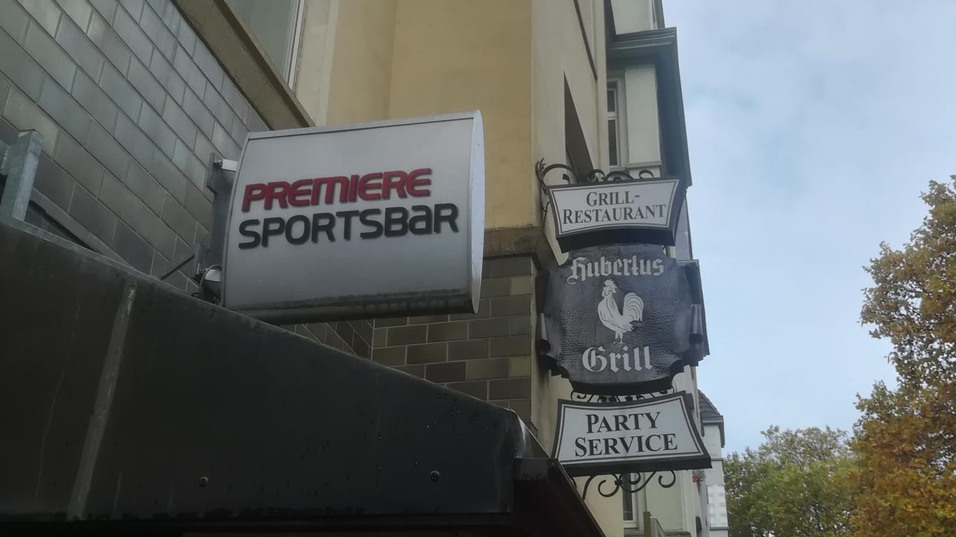 Historisches Schild: Auf seinem Vordach outet sich der "Hubertus Grill" immer noch als "Premiere Sportsbar".