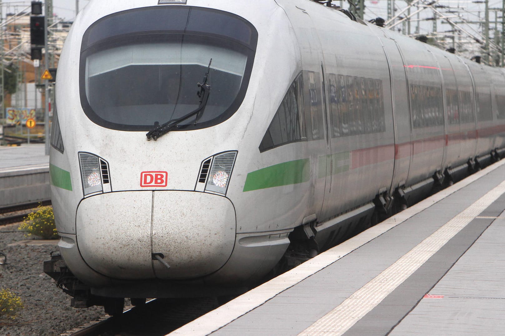 Deutsche Bahn: Der Konzern ist hoch verschuldet. Dennoch bekommen Ex-Vorstände immense Pensionen.