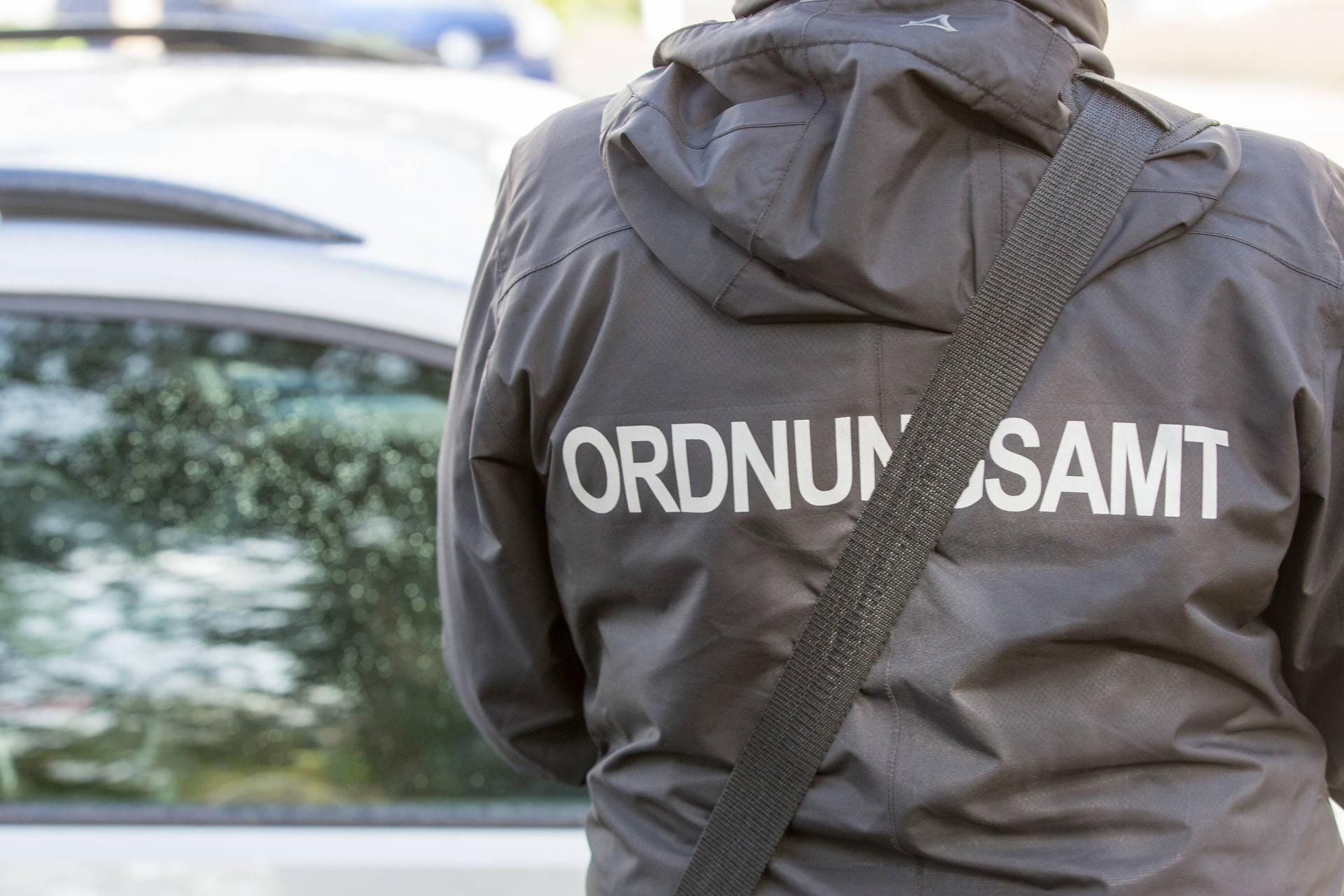 "Ordnungsamt" auf dem Rücken einer Jacke (Symbolbild): In Düsseldorf hat das Ordnungsamt eine illegale Party aufgelöst.