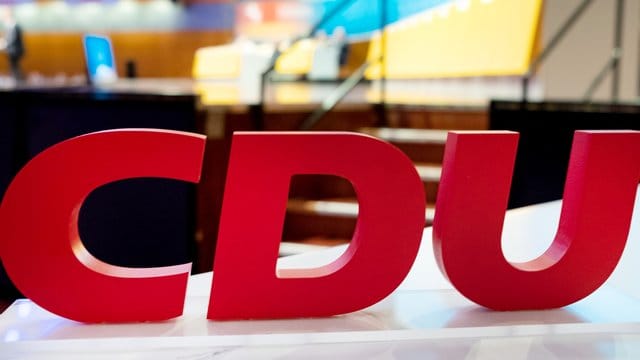 Die CDU erwägt einen Parteitag an mehreren Standorten und mit Videoschalten. Die CDU erwägt einen Parteitag an mehreren Standorten und mit Videoschalten.